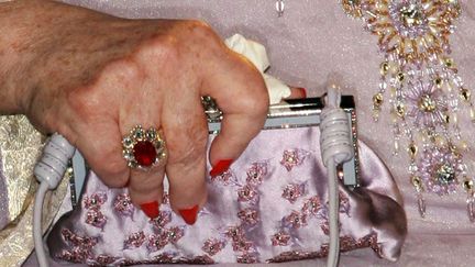 Parmi les bijoux d'exception propos&eacute;s &agrave; la vente, cette bague sertie de diamants et d'un &eacute;norme rubis "du rouge le plus parfait", selon les mots de Richard Burton, estim&eacute;e entre 1 et 1,5 million de dollars (740 000 &agrave; 930 000 euros). (NEWSCOM / SIPA)