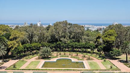 au sommet du secteur des jardins, près du palais impérial, dans le quartier dit des Touargas. Tout plaidait en faveur de ce choix: les accès directs depuis l’ancienne Résidence et depuis la médina, l’emplacement idéal des habitations entre l’ancienne et la nouvelle Résidence avec une zone d’extension possible dans l’Agdal pour des établissements universitaires. (…) Surtout, Lyautey et Prost avaient été particulièrement séduits par le panorama que l’on pouvait admirer depuis ce point de Rabat. (Guy Thimel)