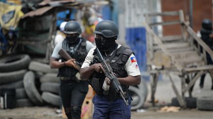 Des policiers patrouillent dans une rue de Port-au-Prince (Haïti). (RICHARD PIERRIN / AFP)