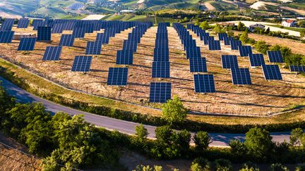 Un champ de panneaux solaires. (Illustration) (LEOPATRIZI / E+ / GETTY IMAGES)