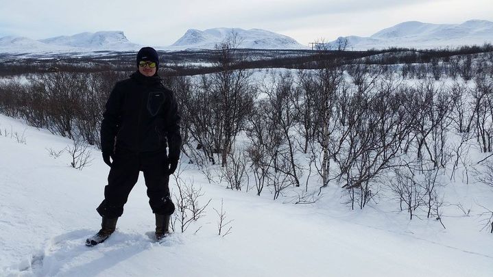 A Abisko, dans&nbsp;l'extrême nord de la Suède. La commune est située au bord du lac Torneträsk et sur la ligne de chemin de fer construite au début du XXᵉ siècle pour évacuer le minerai vers la mer (LUCAS DE BONDELON)