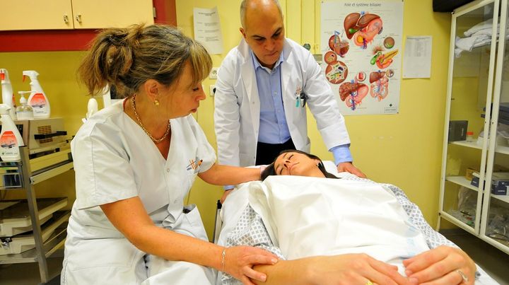 Une infirmi&egrave;re anesth&eacute;siste au centre hospitalier du Pays d'Aix (Bouches-du-Rh&ocirc;ne), le 23 janvier 2013. (MAXPPP)