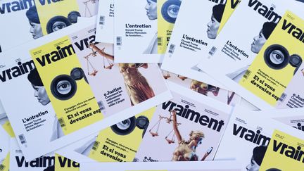 Des proprositions de unes sont étudiées au siège du magazine "Vraiment", à Paris, le 15 janvier 2018 (JOEL SAGET / AFP)