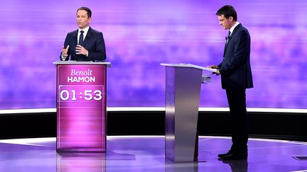 Les deux finalistes de la primaire de la gauche, Benoît Hamon et Manuel Valls, lors du débat de l'entre-deux-tours, le 25 janvier 2017 sur France 2. (BERTRAND GUAY / AFP)