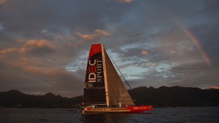 Francis Joyon à bord de son bateau, le 11 novembre 2018, avant la ligne d'arrivée à Pointe-à-Pitre, en Guadeloupe. (LOIC VENANCE / AFP)