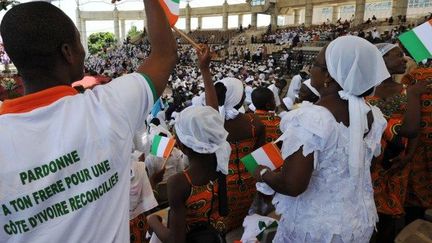 Musulmans et chrétiens prient pour la réconciliation et l'unité le 16 mars 2013 au palais de la Culture d'Abidjan, en Côte d'Ivoire. 
 (AFP PHOTO / SIA KAMBOU)