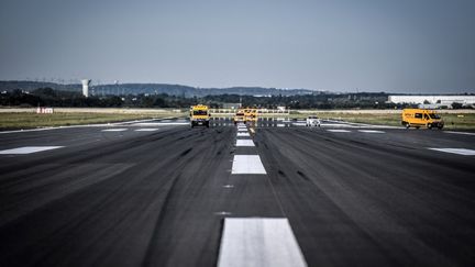 Une piste de l'aéroport d'Orly, près de Paris, le 24 juin 2020.&nbsp; (STEPHANE DE SAKUTIN / AFP)