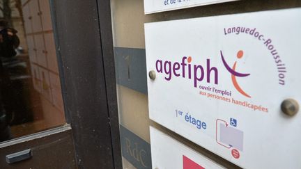 Une plaque de l'Association nationale de gestion du fonds pour l'insertion professionnelle des personnes handicapées (Agefiph) à Montpellier (Hérault). (ESDOURRUBAILH / MAXPPP)