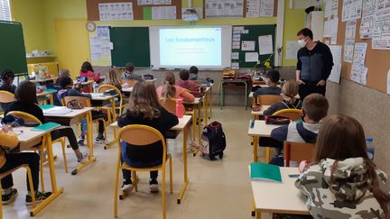 Une classe de l'école primaire de Saint-Lô (Manche) le 27 avril 2021 (LUCIE THUILLET / FRANCE BLEU COTENTIN / RADIO FRANCE)