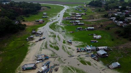 Des maisons flottantes de pêcheurs qui vivent sur le Rio Negro sont immobilisées par la sécheresse, près de Manaus, au Brésil, le 16 octobre 2023. (MICHAEL DANTAS / AFP)