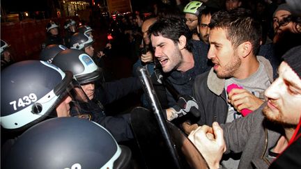 Plusieurs centaines de policiers ont investi dans la nuit lundi 14 &agrave; mardi 15 novembre le parc Zuccotti de New York&nbsp;et commenc&eacute; &agrave; en d&eacute;loger les protestataires d'Occupy Wall Street. (CRAIG RUTTLE / AP / SIPA)