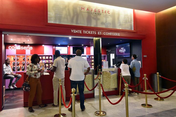 Bar à sodas et pop-corn au cinéma Majestic d'Abidjan, le 20 octobre 2017. (SIA KAMBOU/AFP)