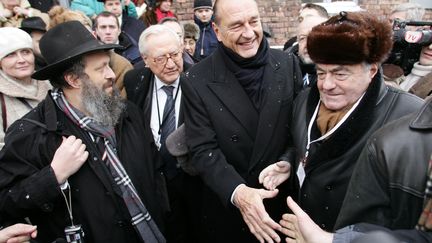 L'ancien président français Jacques Chirac se tient aux côtés du réalisateur Claude Lanzmann, à l'ancien camp de la mort nazi d'Auschwitz, le 27 janvier 2005, avant les cérémonies marquant le 60e anniversaire de la libération Auschwitz-Birkenau (PATRICK KOVARIK / AFP)