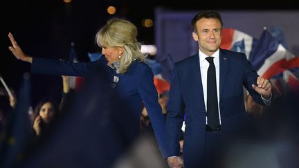 Le président Emmanuel Macron&nbsp;aux côtés de sa femme Brigitte Macron, célèbre la victoire après&nbsp;sa réélection&nbsp;au Champ de Mars à Paris, le 24 avril 2022. (BERTRAND GUAY / AFP)