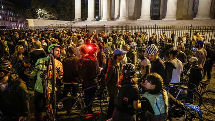 Un rassemblement était organisé, mercredi soir, place de la Madeleine à Paris, en hommage au cycliste mort écrasé par une voiture la veille.