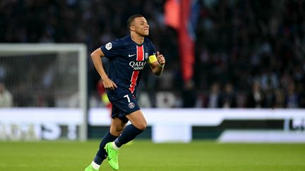 Kylian Mbappé célèbre son but lors du match entre le Paris Saint-Germain et  et Toulouse football Club, le 12 mai 2024 au Parc des Princes. (MIGUEL MEDINA / AFP)