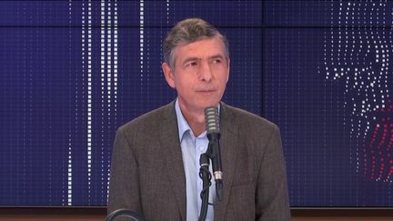 Éric Caumes, chef du service des maladies infectieuses à l'hôpital de la Pitié-Salpêtrière à Paris, était l'invité du "8h30 franceinfo", lundi 26 octobre 2020. (FRANCEINFO / RADIOFRANCE)