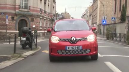 Voiture électrique : à moins de 100 € par mois, qui peut en profiter ? (France 2)