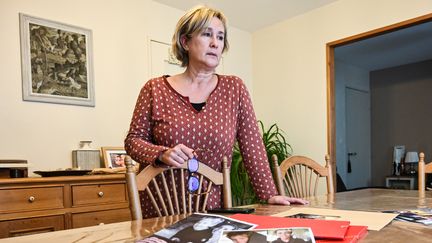 Pascale Descamps devant des photos de sa fille et de ses petits-enfants, dont elle demande le rapatriement, à Boulogne-sur-Mer (Pas-de-Calais), le 25 novembre 2020. (DENIS CHARLET / AFP)