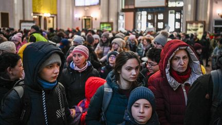 Des réfugiés ukrainiens attendent un train pour la Pologne à la gare centrale de Lviv le 4 mars 2022. (DANIEL LEAL / AFP)