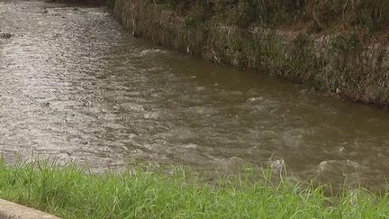 Après les intempéries du 17 octobre, c’est ensemble que les habitants d’Annonay tentent de tout nettoyer. La commune, lourdement touchée par les inondations, peut compter sur l'entraide de la population pour tout nettoyer.