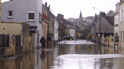 Les précipitations reprennent dans le Pas-de-Calais, jeudi 9 novembre, pour la troisième fois en une semaine. Les habitants s'apprêtent à revivre des heures d'angoisse. Des évacuations pourraient être décidées dans l'après-midi. (France 2)