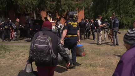 Les troupes russes avancent dimanche 12 mai près de Kharkiv, en Ukraine, à quelques kilomètres de la frontière russe.  Une poussée militaire qui contraint la population de plusieurs communes à fuir.