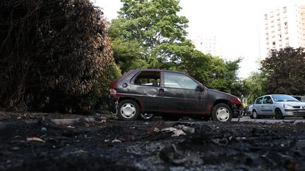 Une voiture brulée à Paris, le 6 juillet 2023. (ALAATTIN DOGRU / ANADOLU AGENCY / AFP)