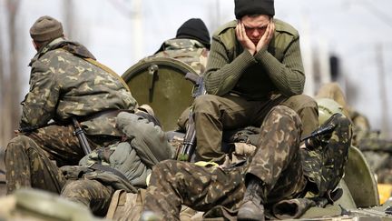 Une colonne de blind&eacute;s ukrainiens est stopp&eacute;e par des manifestants &agrave; Kramatorsk (Ukraine), le 16 avril 2014. (MARKO DJURICA / REUTERS)