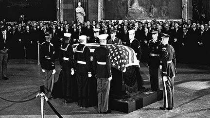 Gardes d'honneur entourant le cerceuil de John Fitzgerald Kennedy, le 24 novembre 1963 (AFP)