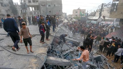 Residents of Rafah, in the south of the Gaza Strip, search the rubble of a mosque after an Israeli army strike, December 20, 2023. (MOHAMMED ZAANOUN / MIDDLE EAST IMAGES / AFP)