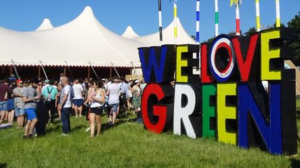 Le totem We Love Green 2017 signé du couturier Jean-Charles de Castelbajac.
 (Laure Narlian / Culturebox)