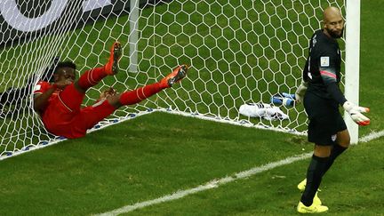 &nbsp; (Tim Howard a bien failli dégoûter tous les attaquants belges © Reuters/Ruben Sprich)