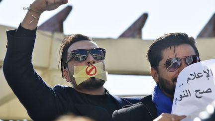 Des journalistes algériens participent à une mobilisation contre la censure, à Alger, le 28 février 2019. (RYAD KRAMDI / AFP)