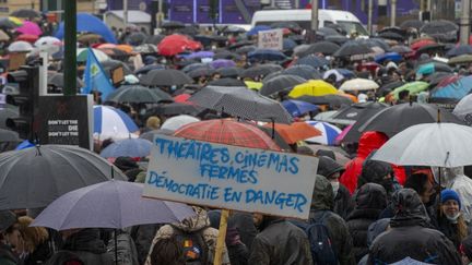 Une manifestation contre les restrictions sanitaires concernant le monde de la culture le 26 décembre 2021 à Bruxelles.&nbsp; (NICOLAS MAETERLINCK / BELGA MAG / AFP)