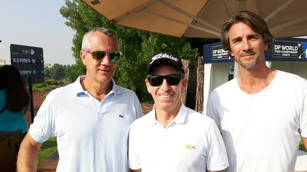 François Teissedre Dalou ostéopathe (à gauche), Olivier Léglise entraineur (au centre), Guillaume Chaubron préparateur physique (à droite) (Fabrice Rigobert Radio France)