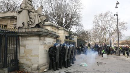 Des policiers devant l'Assemblée nationale, le samedi 9 février, non loin&nbsp;du lieu où le manifestant a été grièvement blessé.&nbsp; (MICHEL STOUPAK / AFP)