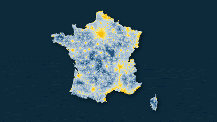 Pour admirer le ciel correctement, mieux vaut s'éloigner des villes. (ASTRID AMADIEU / FRANCEINFO)