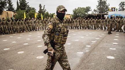 Syrian Democratic Forces fighters during a military parade in the US-protected Al-Omar oil field in the eastern province of Deir Ezzor on March 23, 2021. (DELIL SOULEIMAN / AFP)