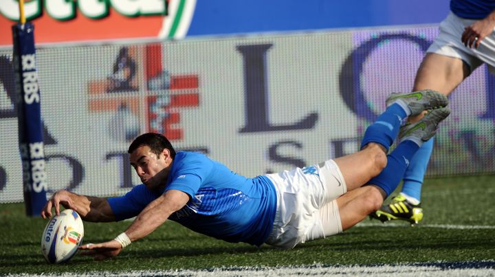 Le rugbyman italien Gonzalo Canale marque un essai lors du match contre le Pays de Galles &agrave; Rome, le 26 f&eacute;vrier 2011.&nbsp; (VINCENZO PINTO / AFP)