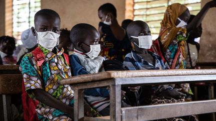 Masque obligatoire désormais dans les écoles du Burkina Faso où les cours ont repris le 1er octobre 2020 après six mois d'interruption en raison du coronavirus. (OLYMPIA DE MAISMONT / AFP)