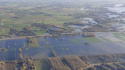 Vue aérienne de la vallée inondée de l'Aa, le 11 novembre 2023 dans le Pas-de-Calais. (MATTHIEU DARRIET / RADIO FRANCE)