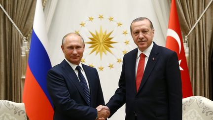 Le président russe Vladimir Poutine (à gauche) et son homologue turc, Recep Tayyip Erdogan (à droite) lors d'une rencontre à Ankara le 28 septembre 2017. Photo d'illustration. (XINHUA / MAXPPP)