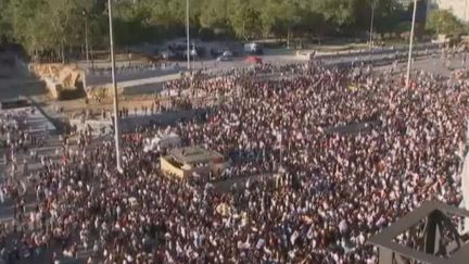 Des milliers de manifestants sont retourn&eacute;s sur la place Taksim &agrave; Istanbul (Turquie) pour comm&eacute;morer l'assaut donn&eacute; par la police une semaine plus t&ocirc;t au parc Gezi,&nbsp;le 22 juin 2013. (APTN / FRANCETV INFO)