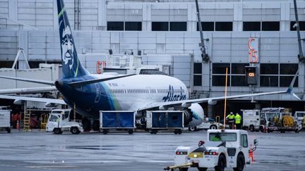 An Alaska Airlines Boeing 737 MAX 9 is stuck at a boarding gate at Seattle-Tacoma International Airport in Washington (United States), January 6, 2024. (STEPHEN BRASHEAR / GETTY IMAGES / AFP)