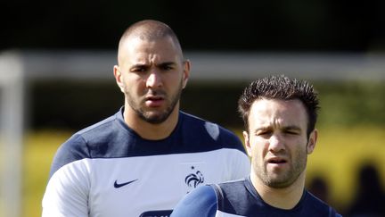 Karim Benzema (gauche) et Mathieu Valbuena lors d'un entraînement de l'équipe de France à Clairefontaine (Yvelines), le 4 juin 2014. (CHARLES PLATIAU / REUTERS)