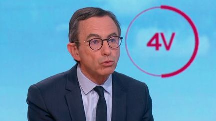 Bruno Retailleau, président du groupe Les Républicains au Sénat, était l'invité des "4V" sur France 2, mercredi 30 mars. (CAPTURE ECRAN FRANCE 2)