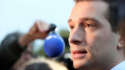 Le président du RN, Jordan Bardella, s'adresse aux médias, le 17 octobre 2024 à Bruxelles (Belgique). (FRANCOIS WALSCHAERTS / AFP)