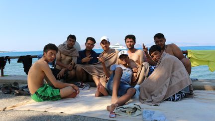 Malgr&eacute; ces conditions de vie, les migrants crois&eacute;s &agrave; Kos (Gr&egrave;ce) esquissent souvent le V de la victoire. Ils sont parvenus &agrave; entrer en Europe. (BENOIT ZAGDOUN / FRANCETV INFO)