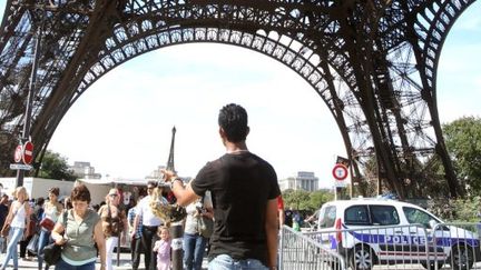 Vendeurs à la sauvette sous la tour Eiffel (AFP - PIERRE VERDY)